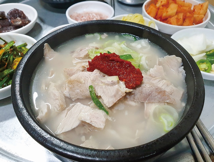 [吃在釜山] 探寻传统美味：猪肉汤饭