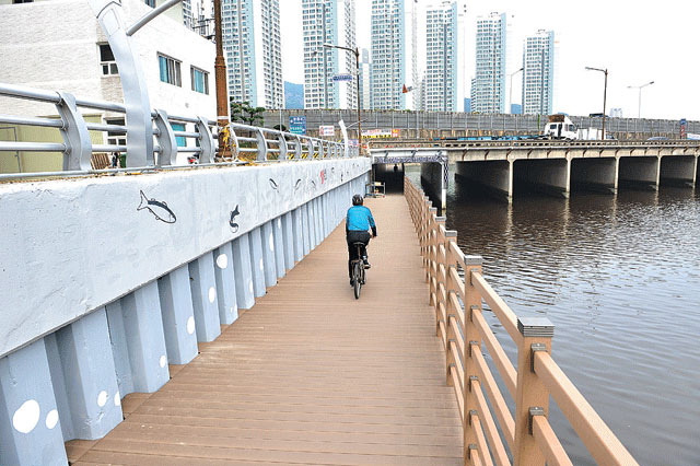 Footpath between Oncheoncheon Stream and Suyeong River finally